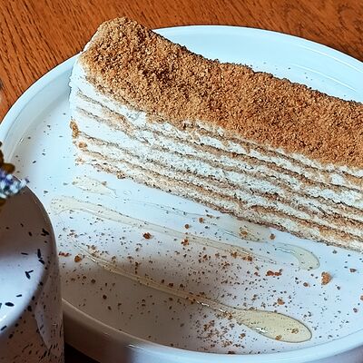 Медовик в ОКофе по цене 480 ₽