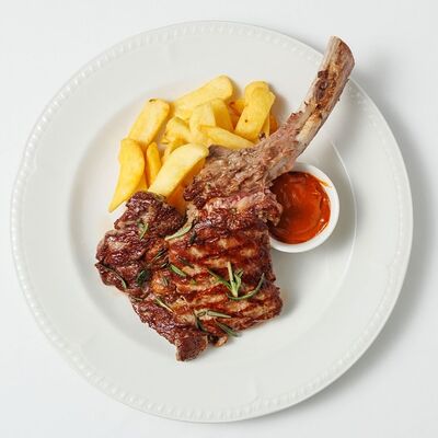 Корейка из телятины с картофелем фри в Romeo's restaurant по цене 1990 ₽