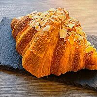 Круассан с миндальным кремом в High coffee