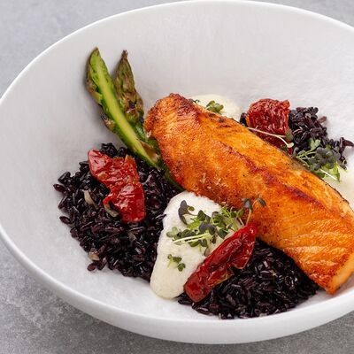 Лосось с черным рисом и спаржей в Hive по цене 1690 ₽