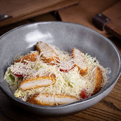 Цезарь с хрустящим цыпленком в Luna Dostyk по цене 3490 ₸