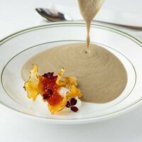 Грибной крем-суп, копченая сметана, чипсы из топинамбура, красная икра в Cape