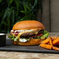 Шеф-бургер с бататом фри в Чизерия Восточный