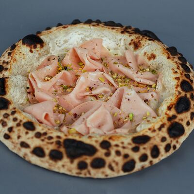 Мортаделла, трюфельный крем и фисташка в Napoli Italian bistro по цене 690 ₽