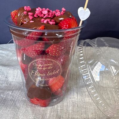 Свежая клубника в стакане с шоколадомв Elinabuket по цене 850 ₽