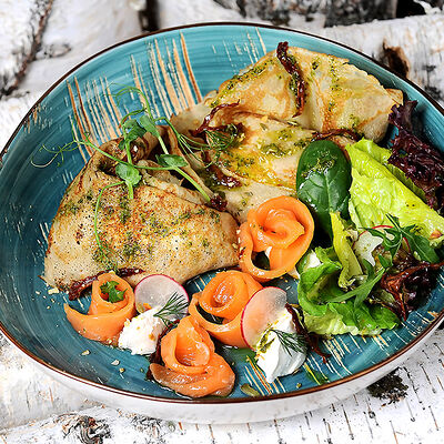 Блины с лососем, вялеными томатами и свежей зеленью в ФедяДичь по цене 630 ₽