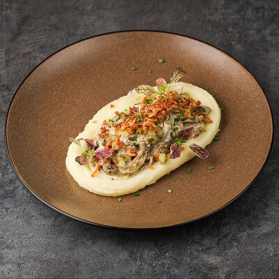 Бефстроганов на копченых сливках с картофельным пюрев Эндорфин по цене 930 ₽