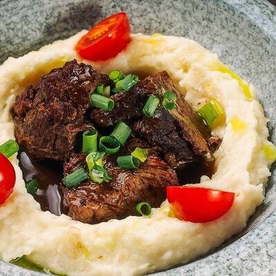 Щеки говяжьи с картофельным пюре в Хочу и буду по цене 665 ₽