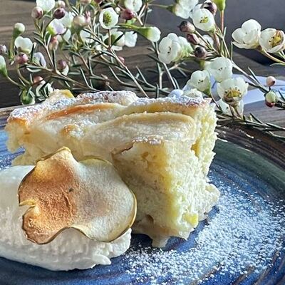 Яблочный пирог с кремом пломбир в More More по цене 420