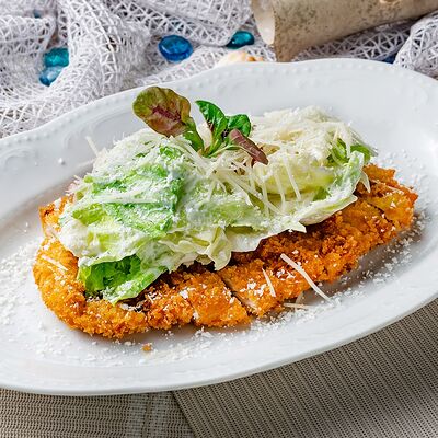 Салат Цезарь с куриным шницелем в Сен Тропе по цене 390 ₽