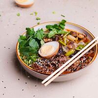 Рамён с пулькоги из говядины в Kimchi Корейская уличная еда