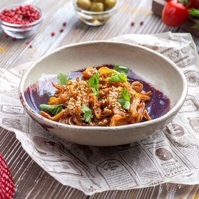 Свиные уши в соусе свит чилив Brasserie Kriek по цене 690 ₽