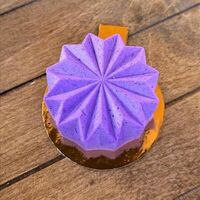 Муссовое пирожное Лаванда-смородина в Obakery