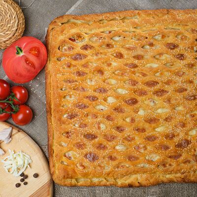 Слоёный пирог с индейкой, сыром и томатом в Пироги по-коми по цене 2249 ₽