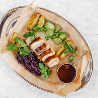 Свиная грудинка с соусом BBQ, салатом из красной капусты и картофелем по-деревенски в Ферма Бенуа