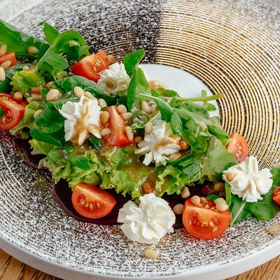 Салат с рукколой, запечённой свёклой и сыром в Витебский трактир по цене 29 р.