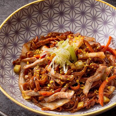 Wok с уткой и соусом хойсин, ким чи в Хариzма по цене 490 ₽