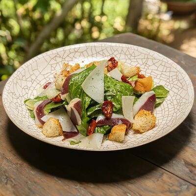 Листья романо с вяленой уткой и соусом Цезарь в Линдерхоф по цене 1195 ₽