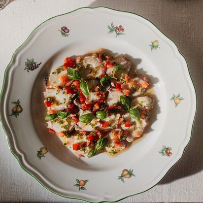 Карпаччо из осьминога с томатной сальсой и цитрусовым маслом в Salone pasta & bar по цене 1950 ₽