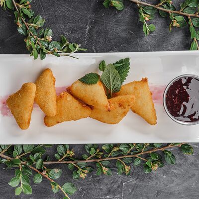 Жареный сыр с малиновым соусом в Асгард по цене 396 ₽