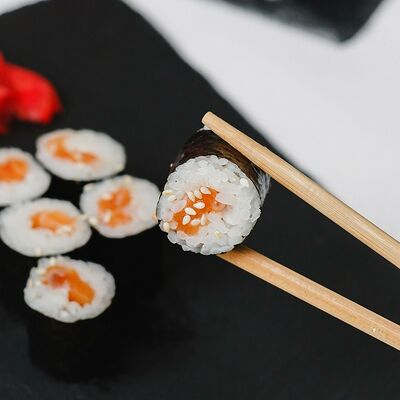 Маки ролл с лососем в Панда Бистро по цене 316 ₽