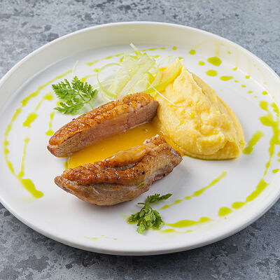 Утиная грудка в апельсиновом соусе с картофельным пюре в Terra&Mare по цене 690 ₽