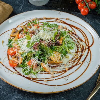 Теплый салат от шефа в Ресторан Воробьёвы Горы PREMIUM по цене 1139 ₽