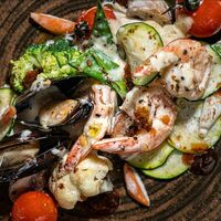 Теплый салат с морепродуктами в Zames