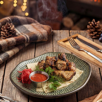 Шашлык из свиной шеи с лавашом, маринованным лукомв ресторан 