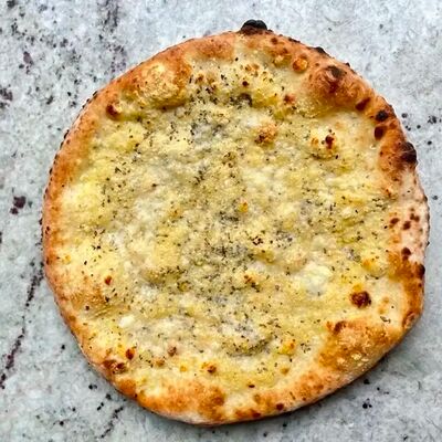 Фокачча с пармезаном (28 см) в Tin по цене 540 ₽