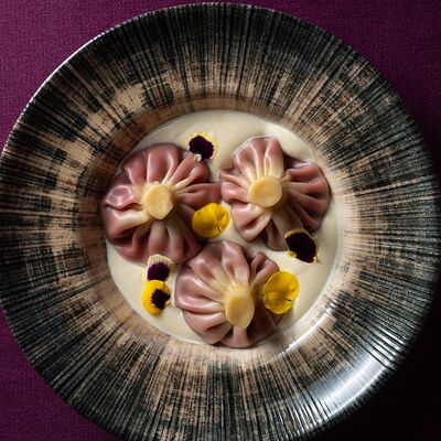 Хинкали с вишней и соусом сабайон в Giorgio Suluguni по цене 680 ₽