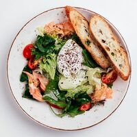 Салат с лососем горячего копчения и яйцом пашот 220 гр в Тук тук took took