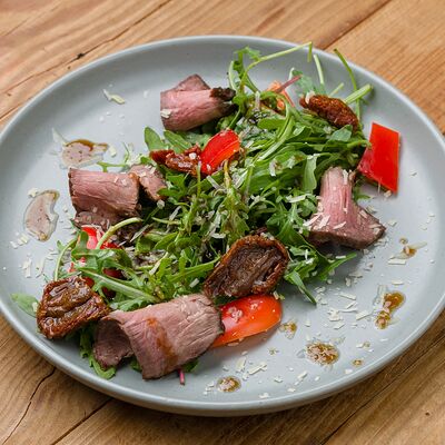 Салат с ростбифомв Debaton по цене 525 ₽