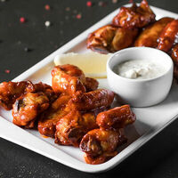 Ассорти острых и барбекю крыльев в Mesto Sushi & Grill