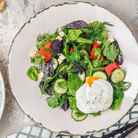 Салат с овощами, зеленью и яйцом пашот в Двор Помидор