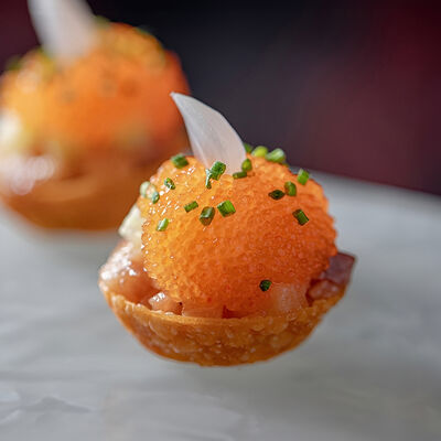 Тартар из лакедры, щучья икра и жемчужный лук в Гвидон по цене 550 ₽