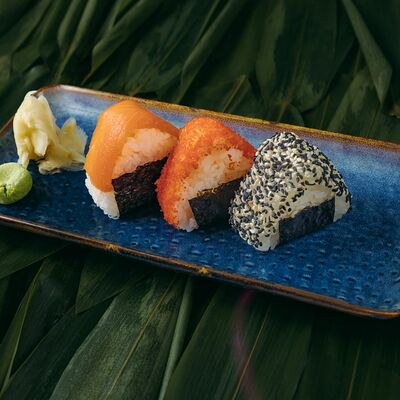 Сет онигири в Sushi lovers по цене 825 ₽