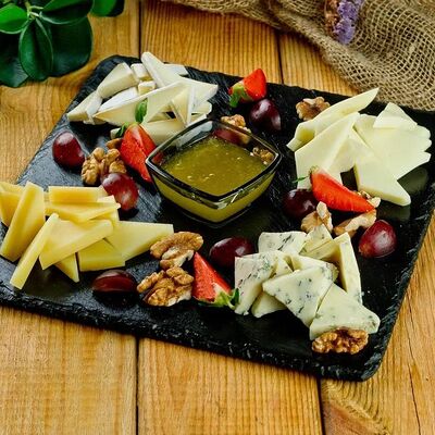 Ассорти сыров в Белый Аист по цене 670 ₽