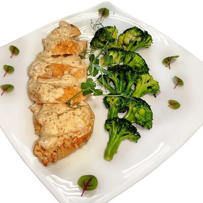 Куриная грудка в ореховом соусе с брокколив Lacasa по цене 720 ₽