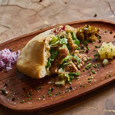 Мясо в пите с говядиной сыром и томатом в Chipock Premium по цене 650 ₽