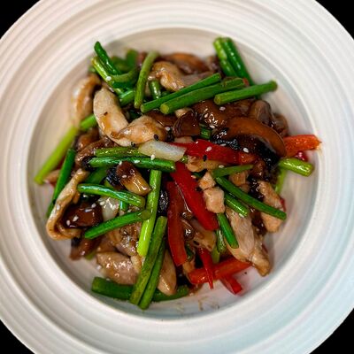 Курица с шампиньонами и стрелками чеснока в Панда сад по цене 770 ₽