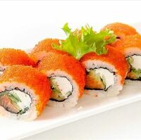 Ролл с лососем и Тобико в Fusion Sushi