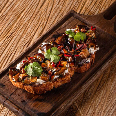 Бутер с баклажанами, страчателлой и соусом унаги в Горыныч по цене 830 ₽