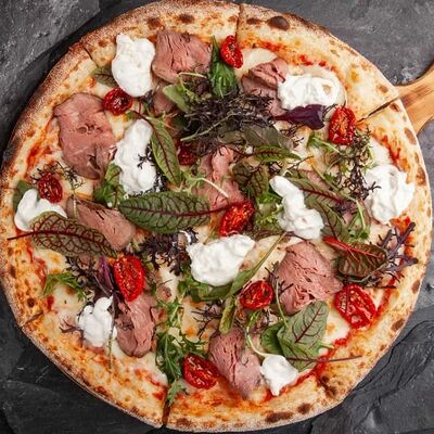 Пицца с Ростбифом, вялеными томатами и страчателлой в Наше место по цене 1290 ₽