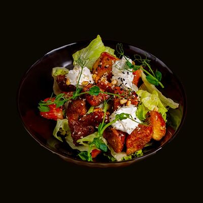 Салат с хрустящим баклажаном в Роял бар по цене 550 ₽