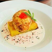 Картофельная запеканка с котлетой из судака и икорным соусом в Троицкий
