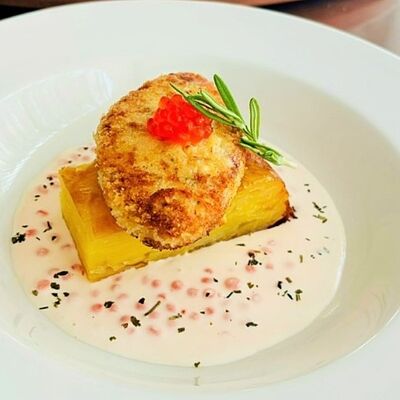 Картофельная запеканка с котлетой из судака и икорным соусом в Троицкий по цене 1140 ₽