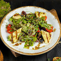 Салат с халуми и овощами гриль в ИТЛЕ Стейк-кафе Halal