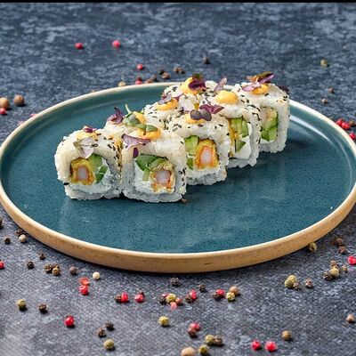 Ролл с креветками в панировкев Mesto Sushi & Grill по цене 560