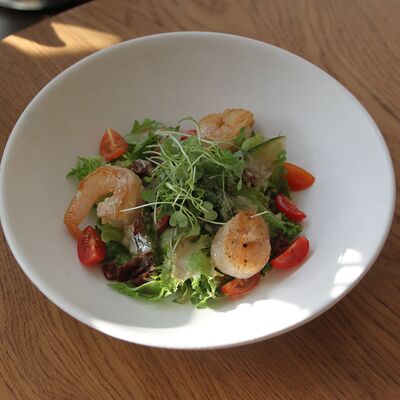 Салат с креветками, чукой и вялеными томатами в Гербарий по цене 520 ₽